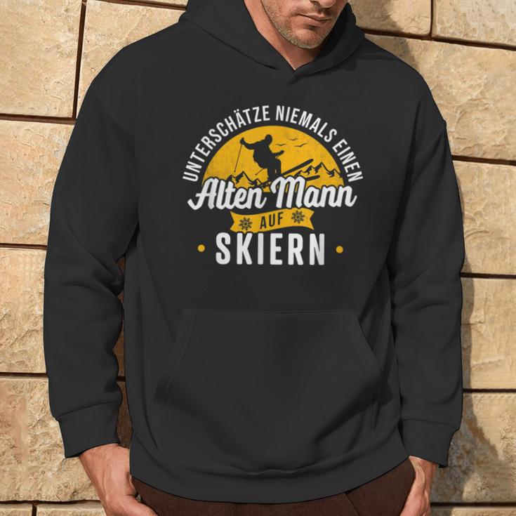 Unterschatzniemals Einen Alte Mann Auf Skiern Unterschatz Niemals Eine Hoodie Lebensstil