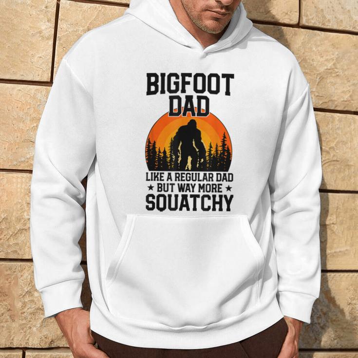 Bigfoot Dad Retro Papa Squatchintage Sasquatchatertag Kapuzenpullover Lebensstil