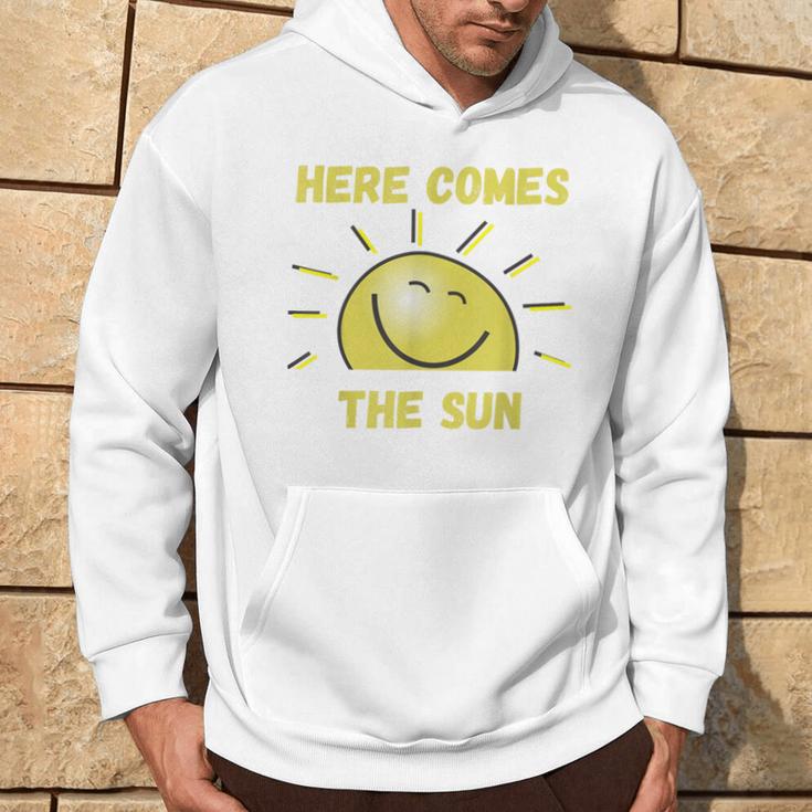 Lustig Hier Kommt Die Sonne Sonnenschein Sonnige Tage Sommer Frühling Hoodie Lebensstil