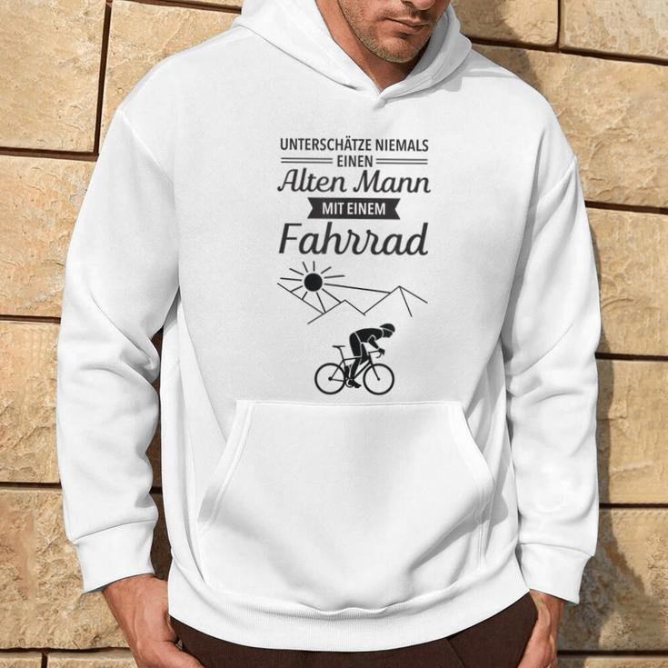 Unterschätze niemals einen alten Mann mit Fahrrad Hoodie, Lustiges Radfahrer Tee Lebensstil
