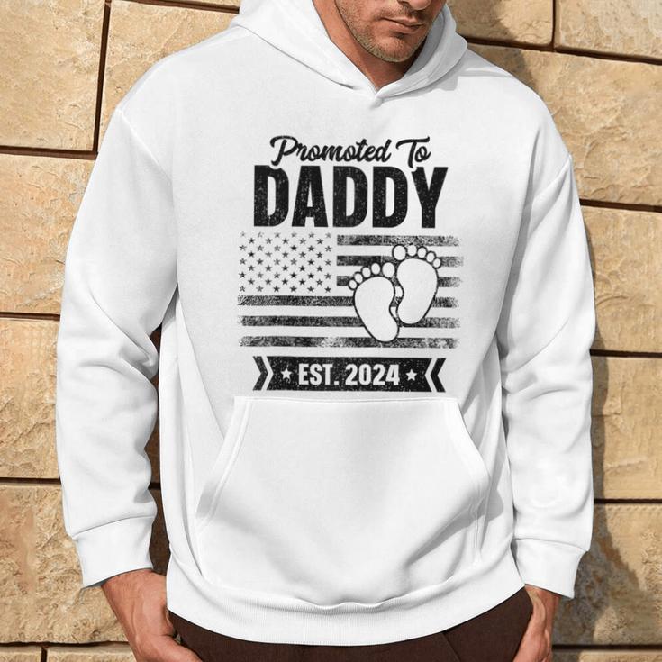 Vatertag Erstes Mal Papa 2024 Promoted To Daddy Est 2024 Raglan Kapuzenpullover Lebensstil