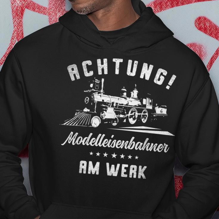 Achtung Modelleisenbahner Am Werk Für Einen Modellbauer Hoodie Lustige Geschenke