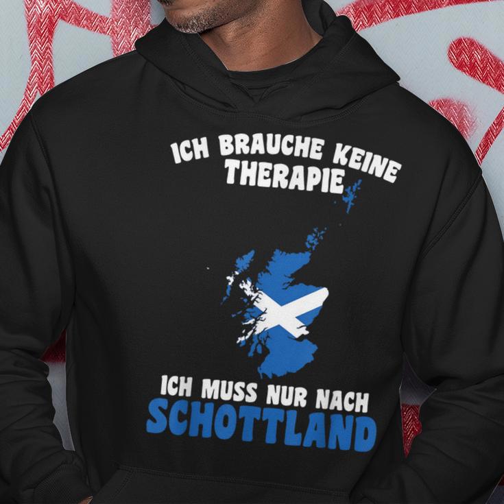 Brauche Keine Therapie Ich Muss Nur Nach Scotland Hoodie Lustige Geschenke