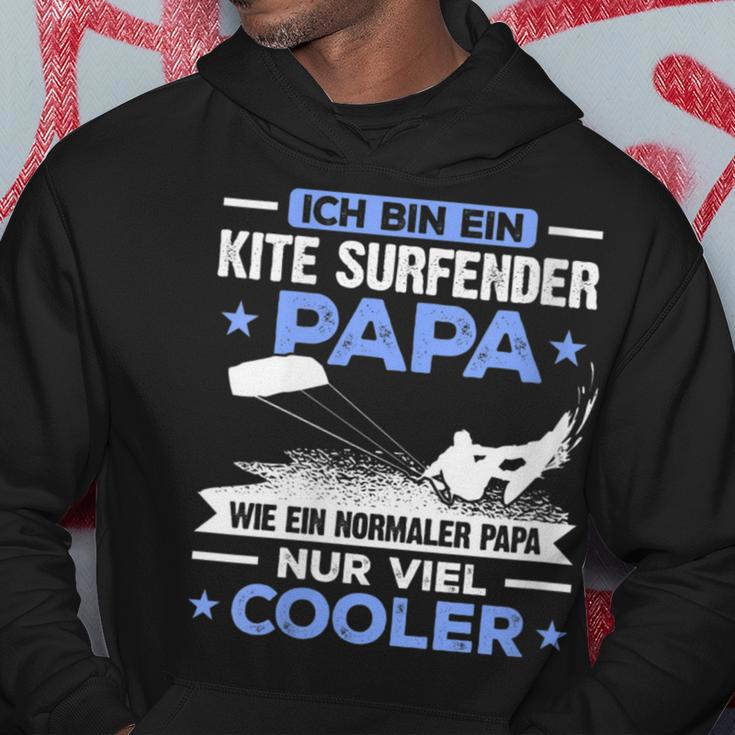 Damen Bin Ein Kite Surfender Papa Wie Ein Normaler Papi Nur Cooler Mit-Ausschnitt Kapuzenpullover Lustige Geschenke