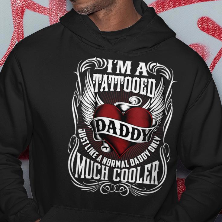 Damen Ich Bin Ein Tätowierter Papa Lustiges Tattoo Geschenk Mit-Ausschnitt Kapuzenpullover Lustige Geschenke