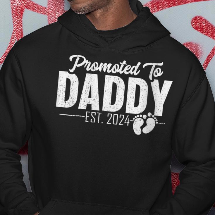 Damenatertag Erstes Mal Papa 2024 Promoted To Daddy Est 2024 Mit-Ausschnitt Kapuzenpullover Lustige Geschenke