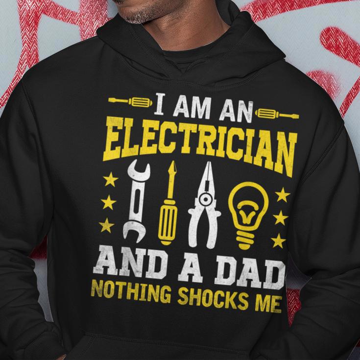 Elektriker Und Papa Mich Schockt Nichts Kapuzenpullover Lustige Geschenke