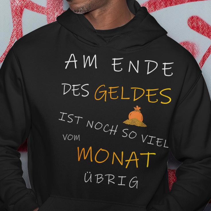 With Am Ende Des Geldes Ist Noch Sovielom Month Übrig Kapuzenpullover Lustige Geschenke