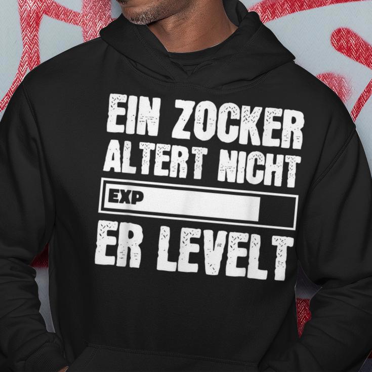 Gamer Birthday Saying Ein Zocker Altert Nicht Er Levelt Hoodie Lustige Geschenke