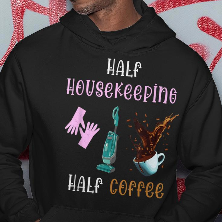 Halber Hausmeister Halber Kaffee Hausreinigungstrupp Black Hoodie Lustige Geschenke