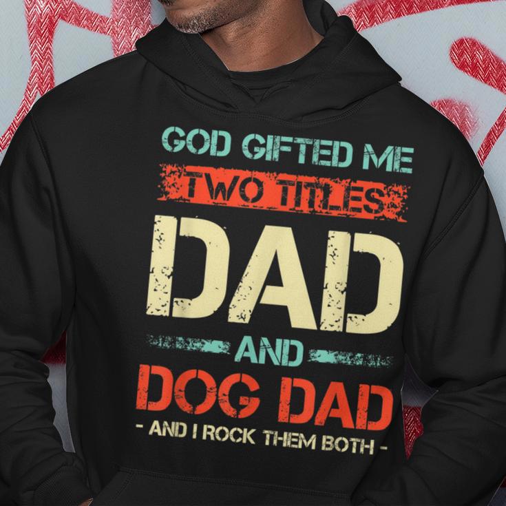 Herren God Hat Mir Zwei Titel Geschenkt Papa Und Hund Papa Lustigerater Kapuzenpullover Lustige Geschenke