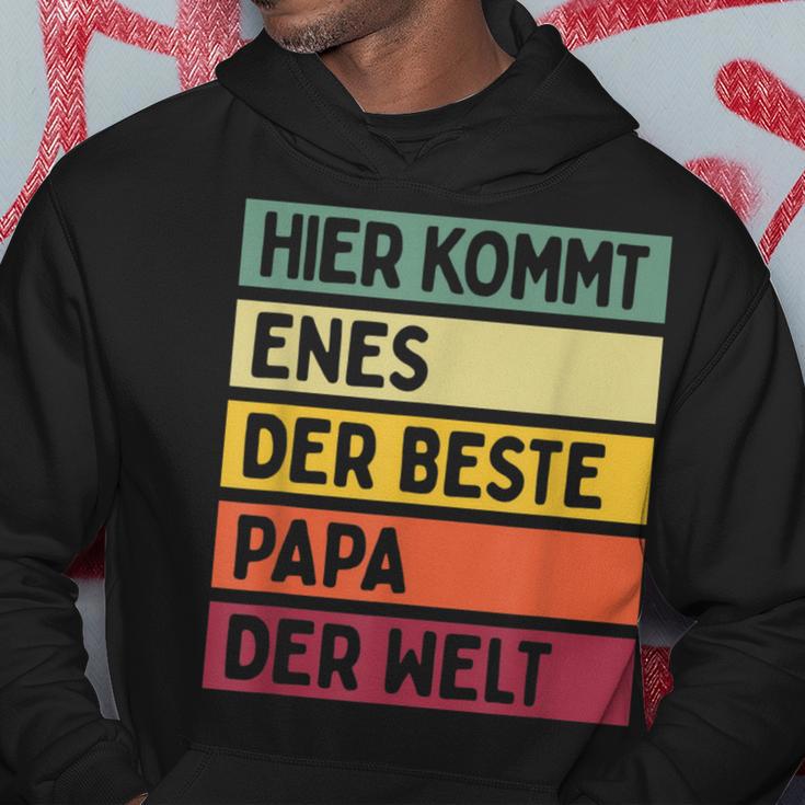 Herren Hier Kommt Enes Der Beste Papa Der Weltatertag Retro Kapuzenpullover Lustige Geschenke