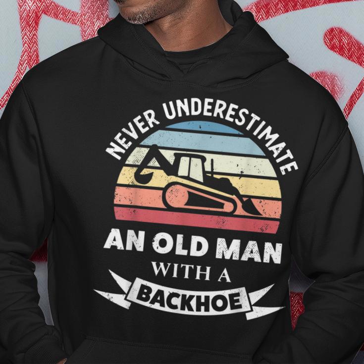 Herren Old Man With A Backhoe Lustiger Bagger Geschenk Papa Kapuzenpullover Lustige Geschenke