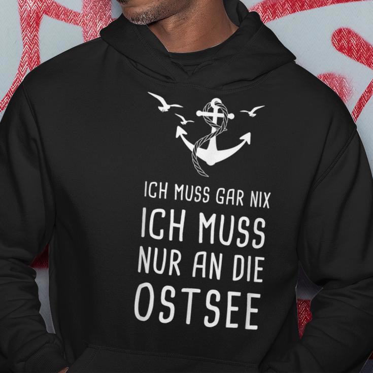 Ich Muss Gar Nix Ich Muss Nur An Die Balstsea Hoodie Lustige Geschenke