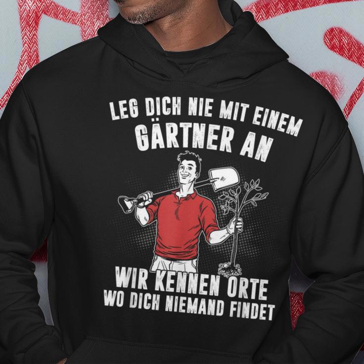 Leg Dich Nie Mit Einer Gärtner An Gartenarbeit Garden Kapuzenpullover Lustige Geschenke