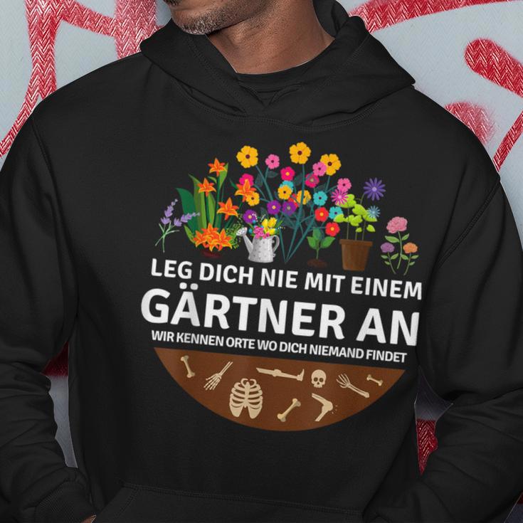 Leg Dich Nie Mit Einer Gärtner Und Garten Gärtnerei Hoodie Lustige Geschenke