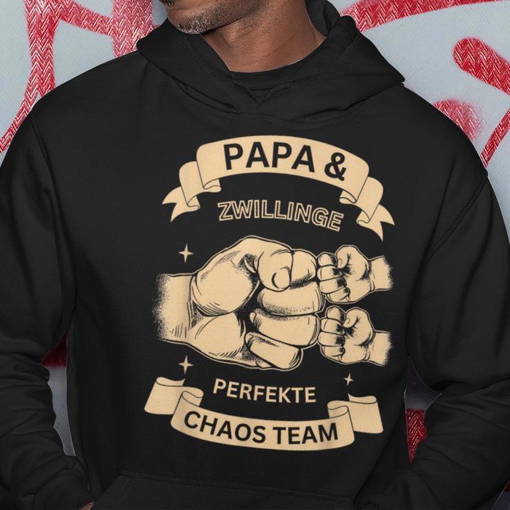 Papa & Zwillinge Perfekte Chaos Teamatertag Männertag Kapuzenpullover Lustige Geschenke