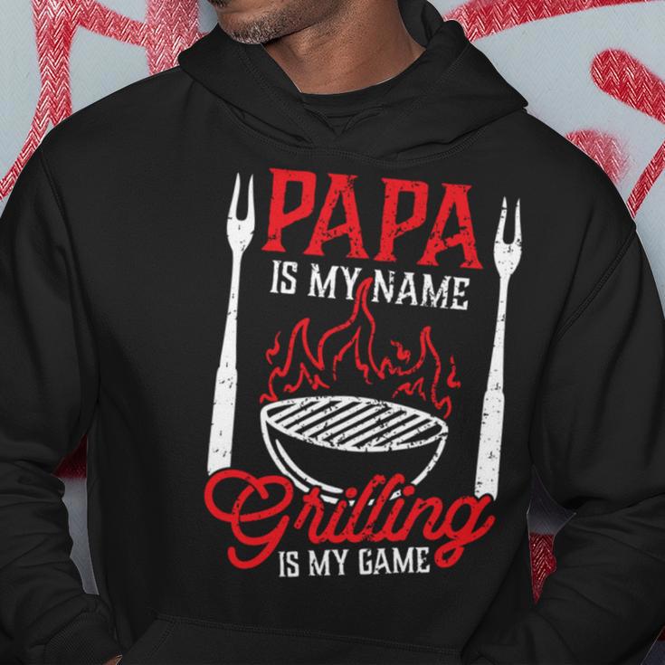 Papa Is My Name Grillen Is My Game Zitatatertag Bbq Kapuzenpullover Lustige Geschenke