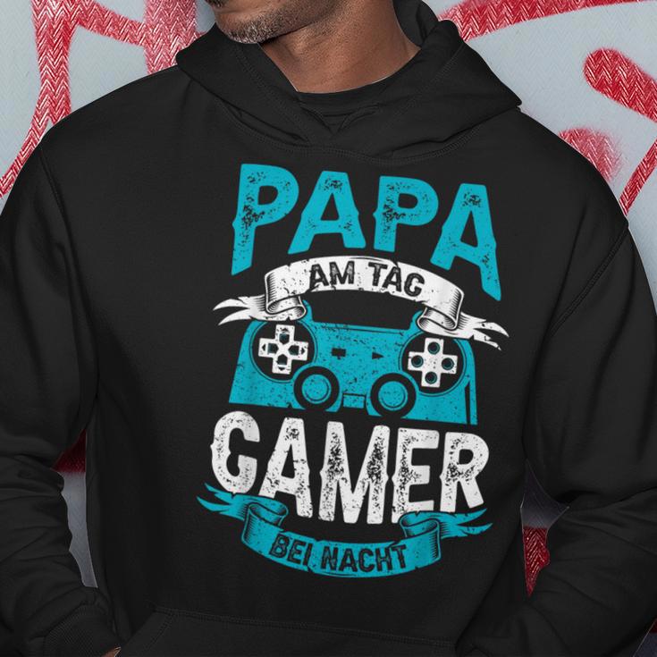 Papa Am Tag Gamer Bei Nacht Papa Am Tag Gamer Bei Nacht Hoodie Lustige Geschenke