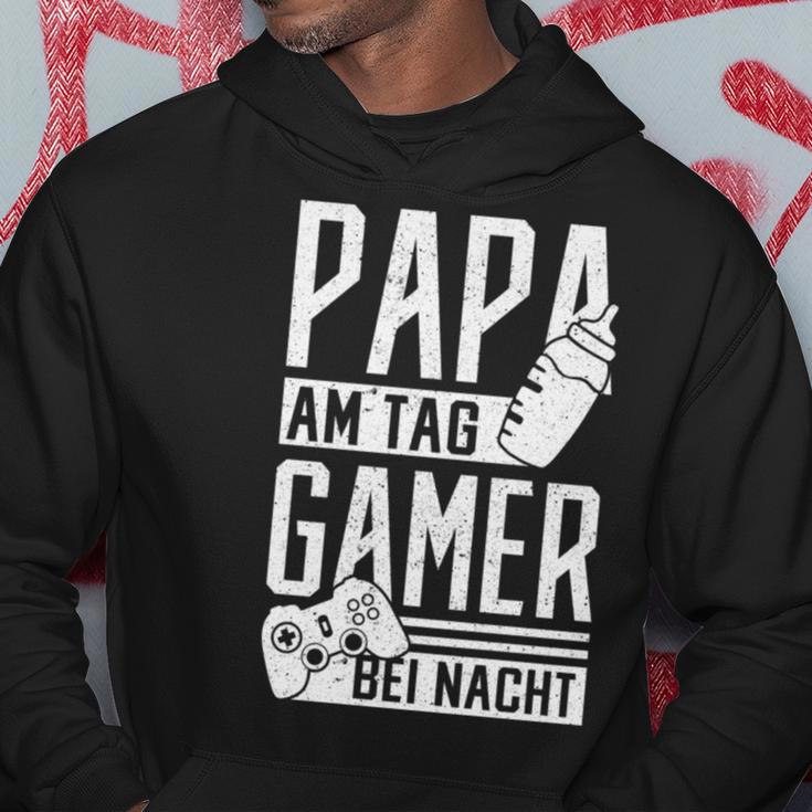 Papa Am Tag Gamer In Der Nacht Geschenk Dadatertag Kapuzenpullover Lustige Geschenke