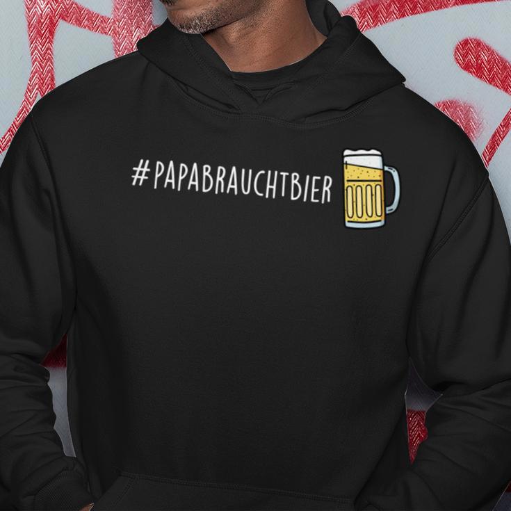 Papabrauchtbier Papa Braucht Bier Fun Kapuzenpullover Lustige Geschenke