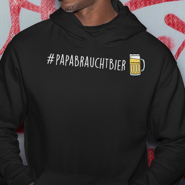 Papabrauchtbier Papa Braucht Bier Fun S Kapuzenpullover Lustige Geschenke