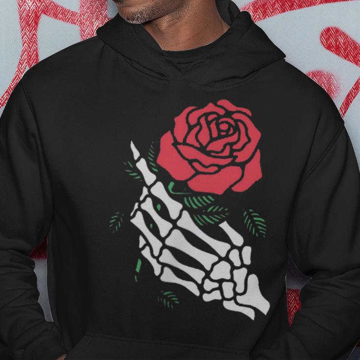 Rote Rose Weißes Skelett Hand Hält Eine Rote Rose Kapuzenpullover Lustige Geschenke