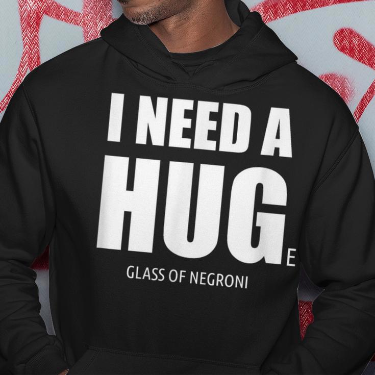 Schwarzweißes Hoodie I Need A H.U.G.E Glass of Negroni, Lustiges Hoodie für Cocktailfans Lustige Geschenke