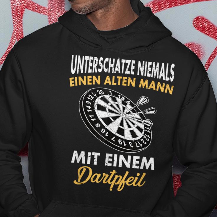 Underschätze Niemals Einen Old Mann Mit Einem Dartpfeil Hoodie Lustige Geschenke