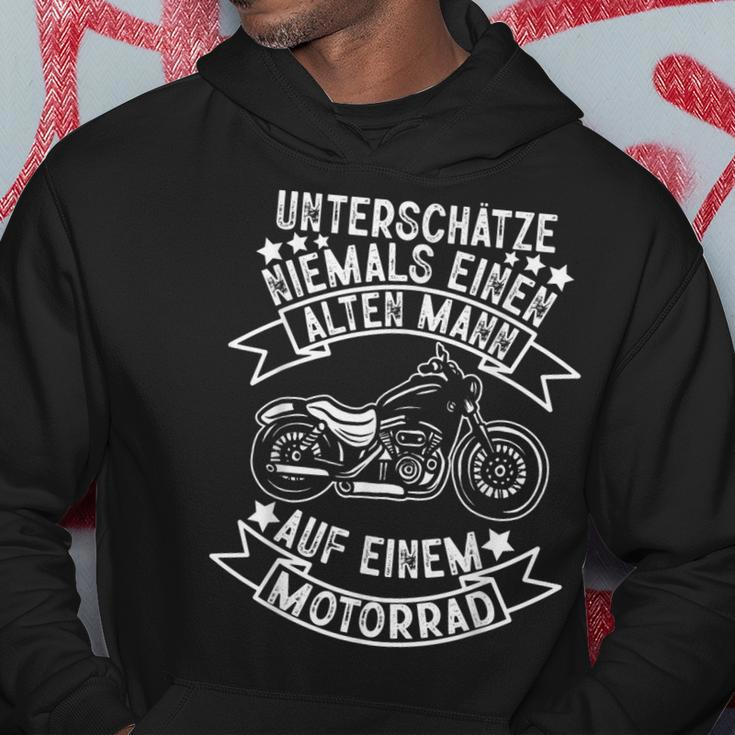 Unterschätze nie Alte auf Motorrad, Opa Biker Hoodie in Schwarz Lustige Geschenke