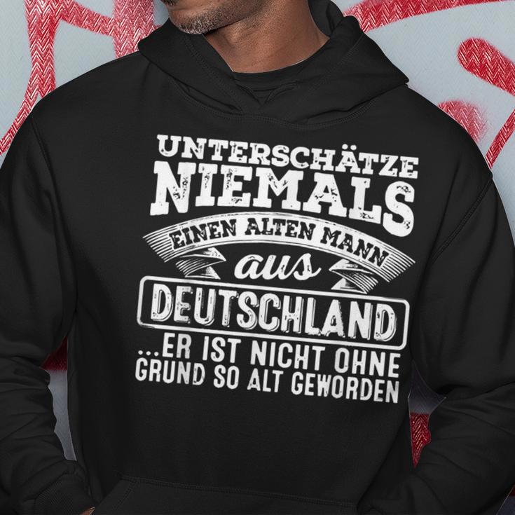 Unterschätze Niemals Einen Alten Mann Aus Deutschland Kapuzenpullover Lustige Geschenke