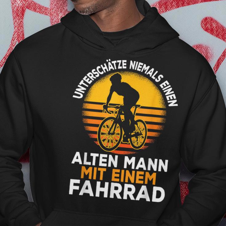 Unterschätze Niemals Einen Alten Mann Mit Einem Fahrrad Kapuzenpullover Lustige Geschenke