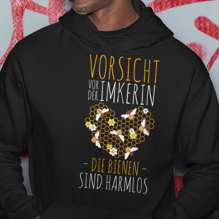 Vorsichtor Der Bekerin Die Bienen Sind Harmlos Hoodie Lustige Geschenke