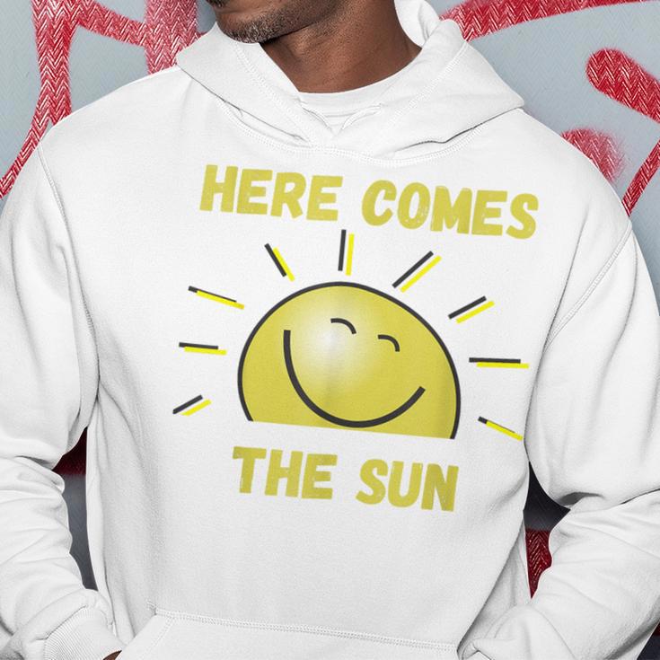 Lustig Hier Kommt Die Sonne Sonnenschein Sonnige Tage Sommer Frühling Hoodie Lustige Geschenke