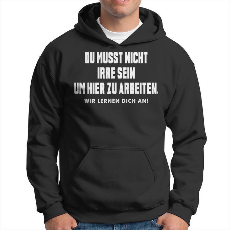 Du Musst Nicht Irre Sein Um Hier Zu Arbeiten Saying Kapuzenpullover