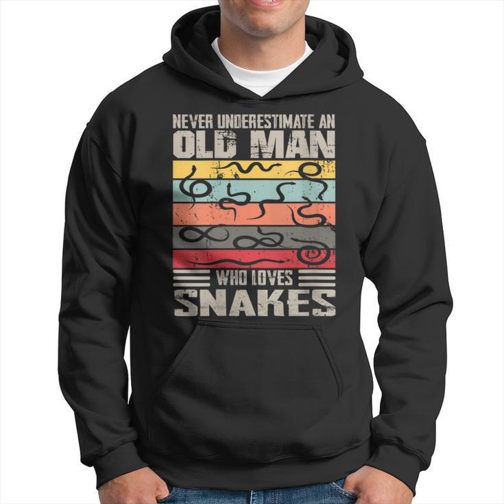 Vintage Never Underestimate An Old Man Who Loves Snakes Cute Hoodie