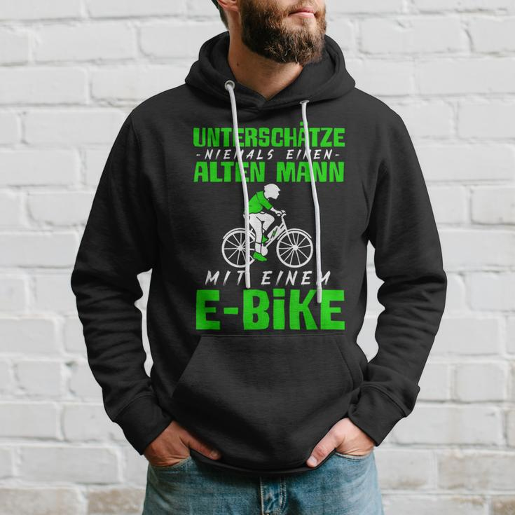 Älterer Mann mit E-Bike Schwarzes Hoodie, Radfahrer Motiv Geschenke für Ihn