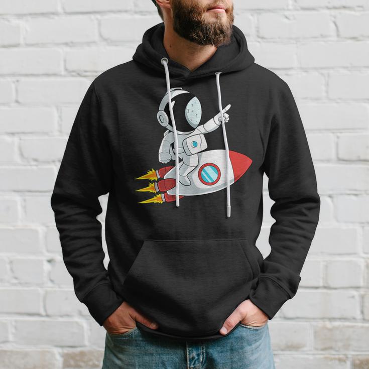 Astronaut und Rakete im Weltraum Hoodie, Unisex Schwarz Geschenke für Ihn