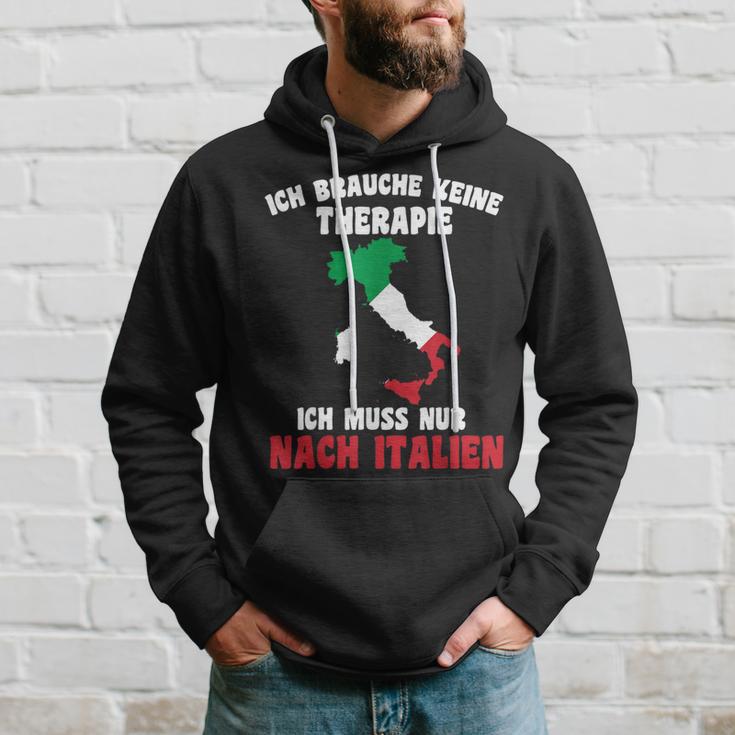 Brauche Keine Therapie Ich Muss Nur Nach Italy Kapuzenpullover Geschenke für Ihn