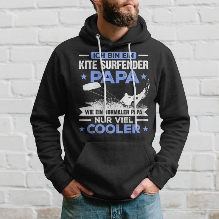 Damen Bin Ein Kite Surfender Papa Wie Ein Normaler Papi Nur Cooler Mit-Ausschnitt Kapuzenpullover Geschenke für Ihn