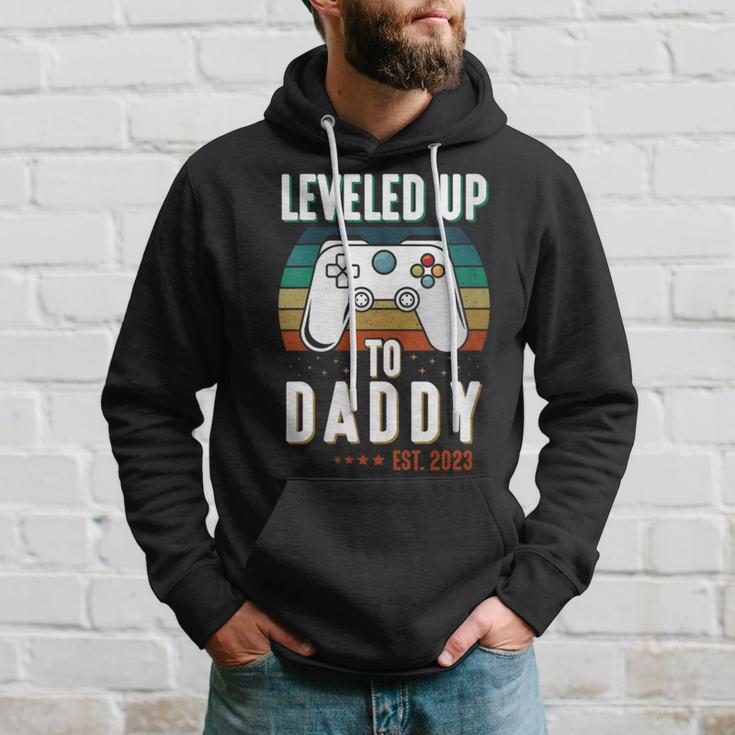 Damen Level Up To Daddy 2023 Werdender Gaming Papa Mit-Ausschnitt Kapuzenpullover Geschenke für Ihn