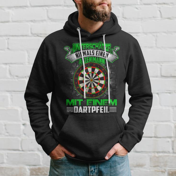 Dart Unterschätze Niemals Ein Alten Darter Hoodie Geschenke für Ihn