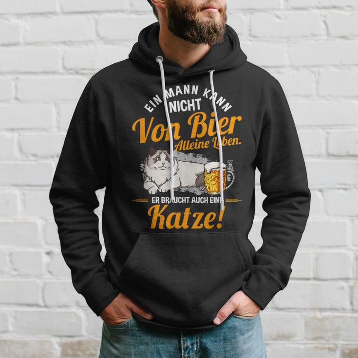 Ein Mann Kann Nichton Bier Alleine Leben Ein Mann Kann Nichton Bier Kapuzenpullover Geschenke für Ihn