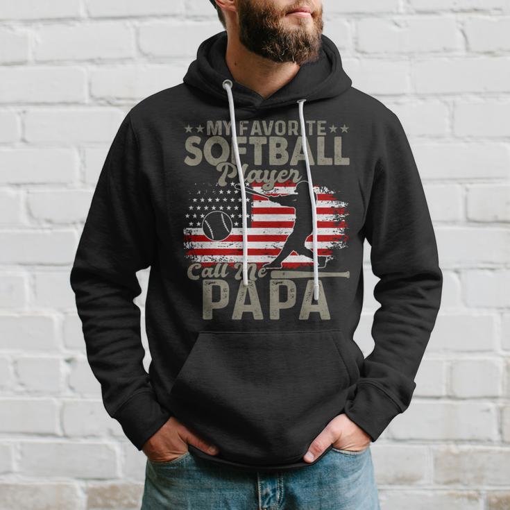 My Favorite Softball Player Calls Me Papa Amerikanische Flagge Kapuzenpullover Geschenke für Ihn