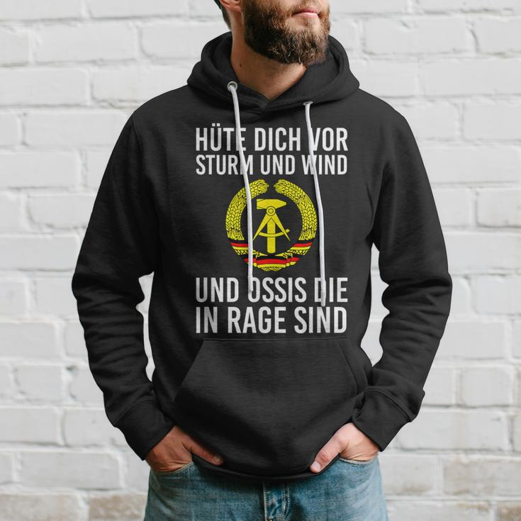 Kult Hüte Dich Vor Storm Und Wind Und Ossis Die In Rage Sind Hoodie Geschenke für Ihn