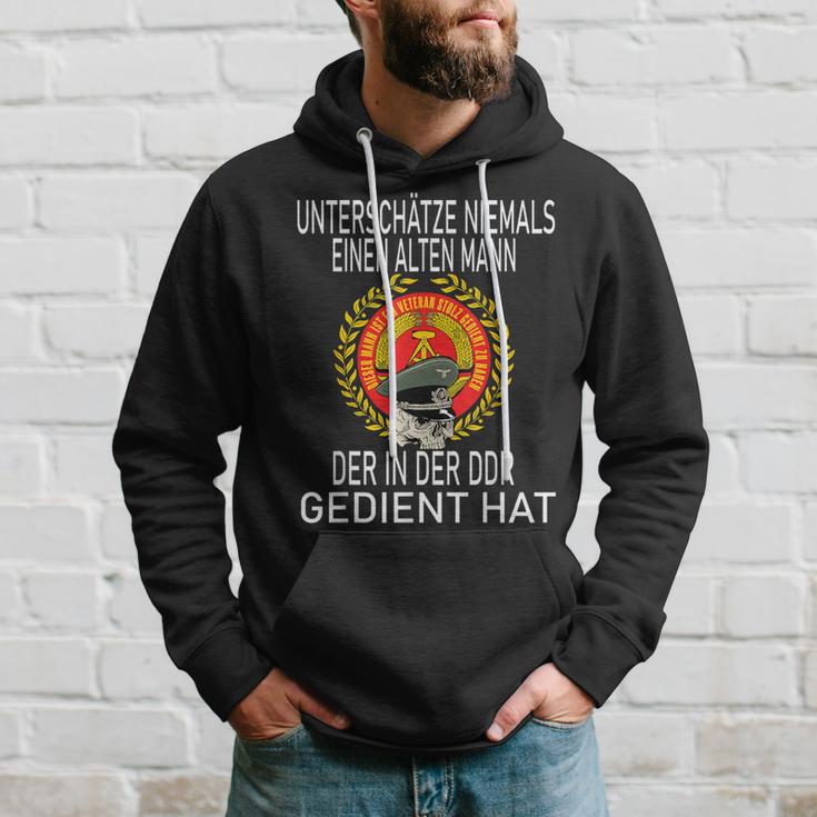 Nva Ddr Underschatz Niemals Einen Alten Mann S Kapuzenpullover Geschenke für Ihn