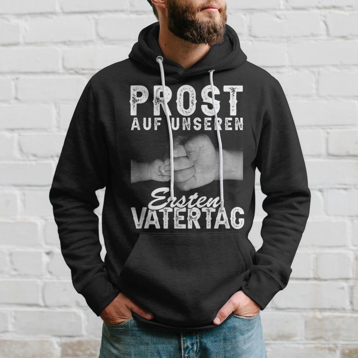 Prost Auf Unser Ersten Father's Day Father Papa Hands Fiste Kapuzenpullover Geschenke für Ihn