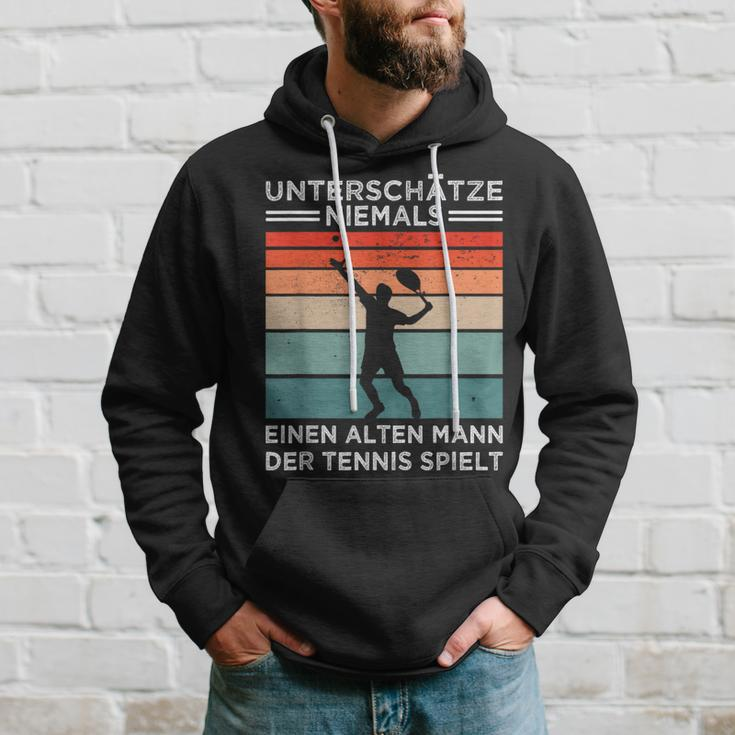Retro Tennis Hoodie für Herren - Unterschätze niemals alten Tennisspieler Geschenke für Ihn