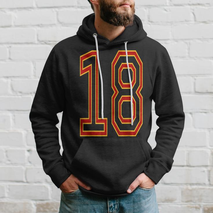 Sportmannschaftsnummer 18 Mit GelbRotem Rand Hoodie Geschenke für Ihn