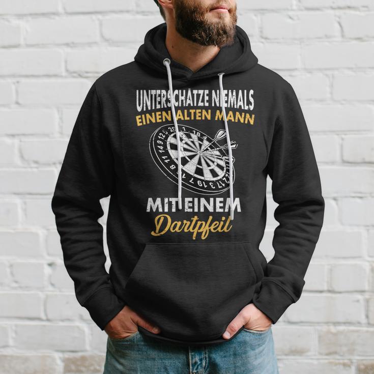 Underschätze Niemals Einen Old Mann Mit Einem Dartpfeil Hoodie Geschenke für Ihn